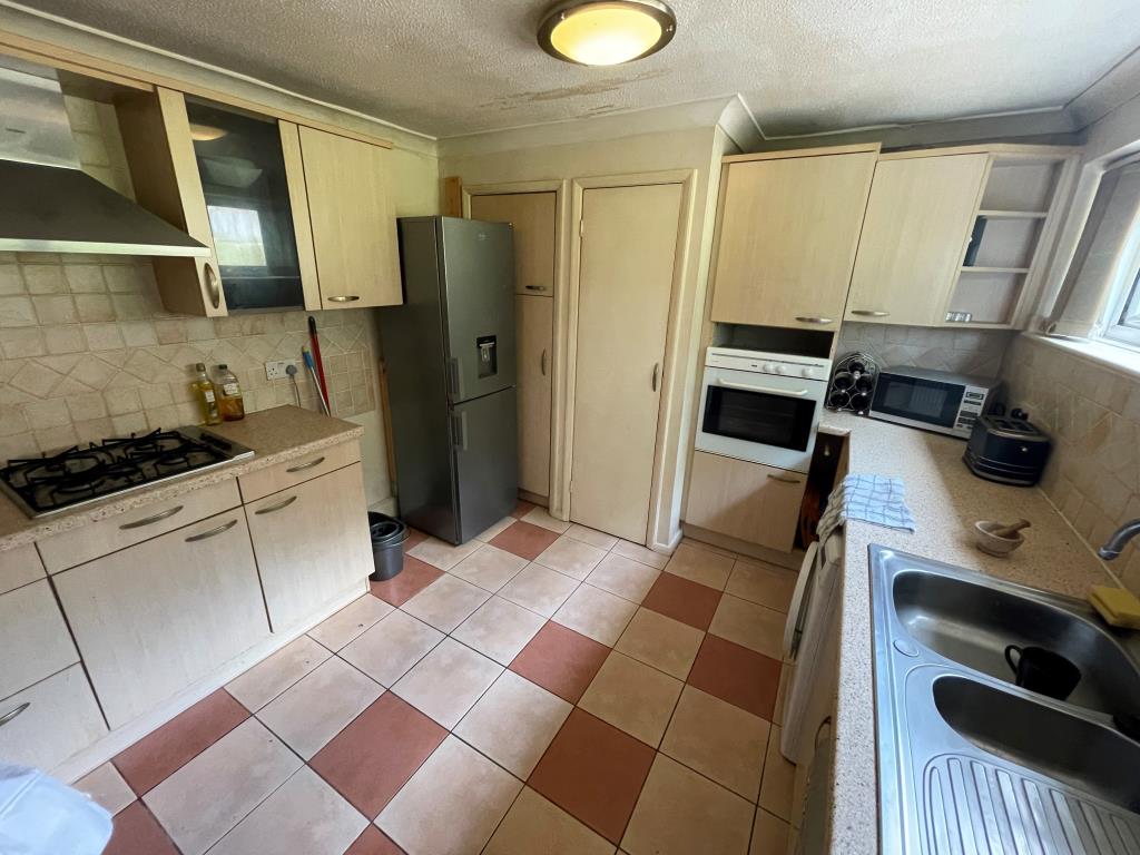 Lot: 104 - TWO-BEDROOM MAISONETTE WITH GARAGE - Kitchen with fitted units